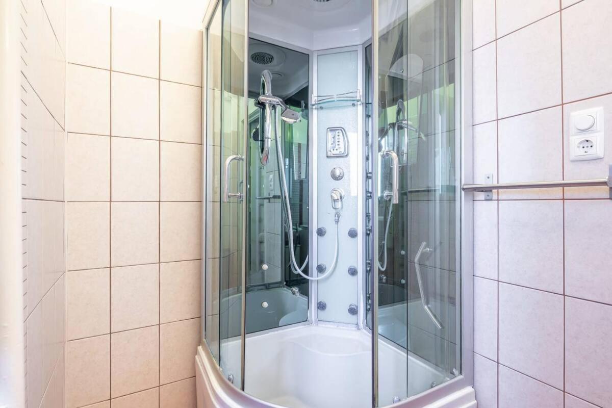 Vamhaz Boulevard Apartments Budapest Luaran gambar