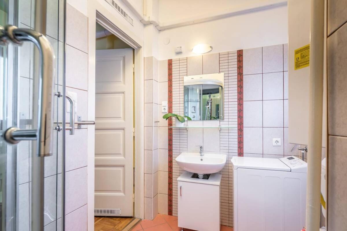 Vamhaz Boulevard Apartments Budapest Luaran gambar