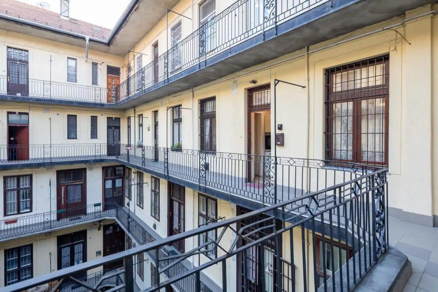Vamhaz Boulevard Apartments Budapest Luaran gambar